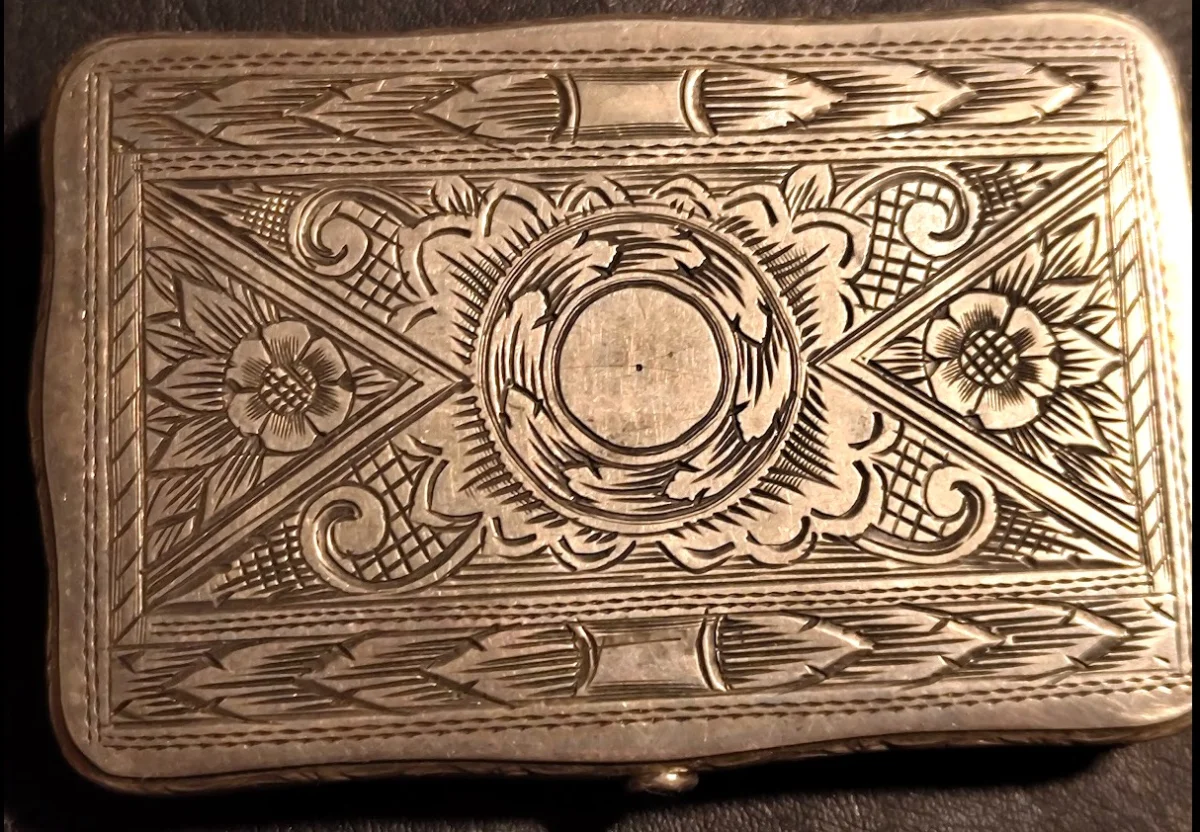 Snuff box or small cigarette / card case