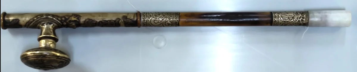 Antique Chinese Opium Pipe (Yānqiāng) with Jade Mouthpiece, Bamboo Shaft and Gilt-Brass Repoussé Fittings · Late Qing / Early Republic · c. 1890–1920